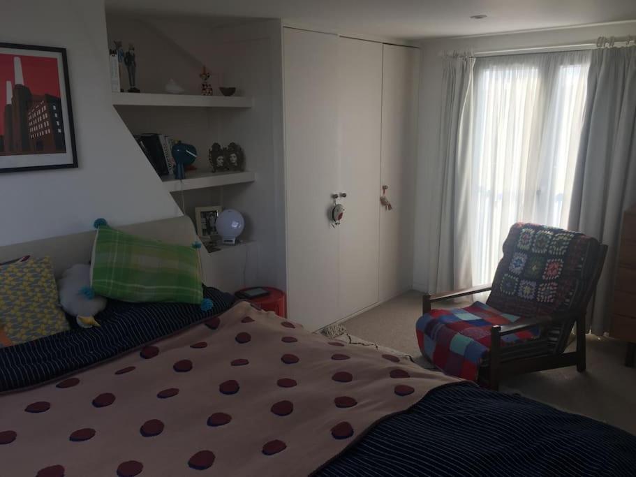 Clapham, 4 Bedroom Family House *