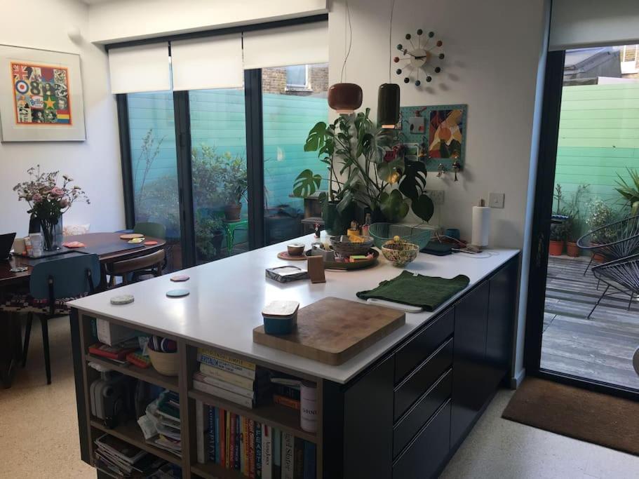 Clapham, 4 Bedroom Family House Londra